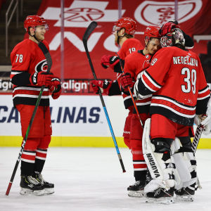 Sebastian Aho ger målvakten Alex Nedeljkovic en klapp på huvudet. Sebastian Aho ger målvakten Alex Nedeljkovic en klapp på huvudet.