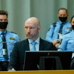 Massmördaren Anders Behring Breivik i en rättssal i fängelset i Skien den 19 januari 2022.