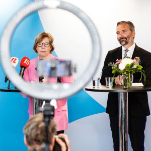 Anna-Maja Henriksson ja puoluesihteeri Fredrik Guseff.