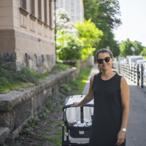 Aura Bade tycker att bötessumman på 10 000 euro är orimligt hög. Aura Bade, som bor i Brunnsparken i Helsingfors, på gatan utanför huset vid Parkgatan 4.