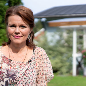 Karita Aaltonen har hjärntumör, glioblastom och ser det som sin uppgift att stöda andra cancerpatienter. Karita Aaltonen har glioblastom och coachar andra cancerpatienter i alternativa botemedel.