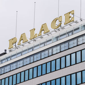 Hotelli Palacen kyltti katolla Eteläranta 10:ssä.