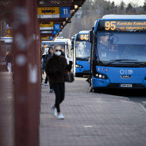 Matkustajia Itäkeskuksen bussiterminaalin edustalla.