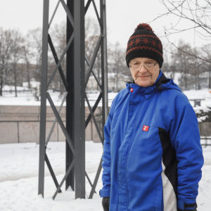 Mikko Siitonen tycker att vi ska lämna inbördeskrigets konflikter bakom oss. Porträtt på Mikko Siitonen som blev voxpoppad vid Långa Bron i Hagnäs.