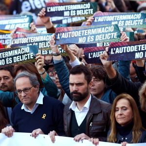 Kataloniens regionpresident Quim Torra, talmannen i det katalanska parlamentet Roger Torrent och den avsatte regionpresidenten Carles Puigdemonts syster Montserrat Puigdemont gick i främsta led. Quim Torra, Roger Torrent och Montserrat Puigdemont i främsta led i demonstration för katalanska separatistledare.