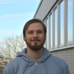 Forskardoktor Jani Sormunen. Profilbild på forskare Jani Sormunen i grå tröja.