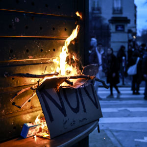 Demonstranterna tände eld på en hel del sopor i Paris på måndag kväll. 