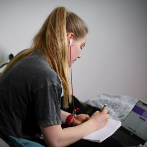 Hulkko studerar engelska vid Tammerfors universitet, men alla studier sker på simningens villkor. Ida Hulkko studerar hemma i Tammerfors.