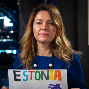 Estoniaöverlevaren Siiri Same med teckningen som hennes son Tanel ritade 1994