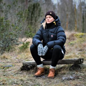 Julia Tunturi mediterar ute i naturen, januari 2021