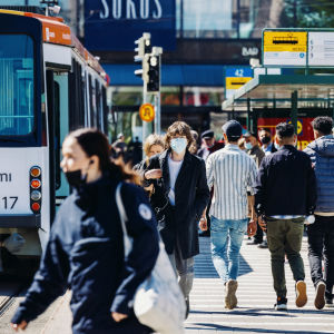 Ihmisiä hengityssuojaimet kasvoilla Helsingin keskustassa 24. toukokuuta 2021.