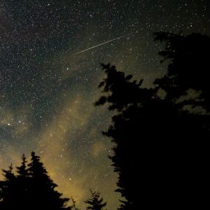 30 sekunnin valotuksessa meteori taivaalla vuotuisen Perseid-meteorsuihkun aikana.
