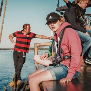 Kaljaasi Olgan kapteeni Kimmo Hotinen seuraa kun oppilaat navigoivat ohjaavat purjealusta Saaristomerellä.