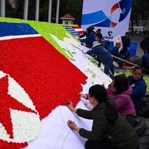 Nordkoreanska och amerikanska flaggor i papper tillverkas i Hanoi 