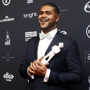 Chike Ohanwe vann sitt första Jussi-pris. En man står med en jussistatyett i handen.