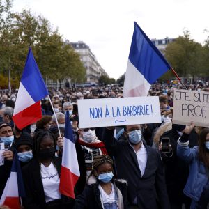 Demonstranter protesterar mot terrorism, och bär skyltar där det står  "Nej till barbari" och "Jag är lärare" på  Place de la Republique i Paris 18.10.2020