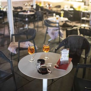 Övergivna restaurangbord: Många wienbor var ute på stan på måndagen - den sista dagen innan en ny coronalockdown trädde i kraft. Halvfulla glas stod kvar på cafébord då människor flytt undan attacken i centrala Wien.