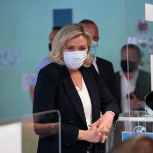 Ytterhögerns partiledare Marine Le Pen röstar under lokalvalet.
