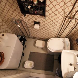 Bild av en toalett ovanifrån.