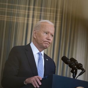Joe Biden puhumassa  huolestuneen näköisenä Valkoisessa talossa 24. syyskuuta.