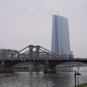 yleiskuva - EKP:n pääkonttori näkyy sillan takana Frankfurtissa.