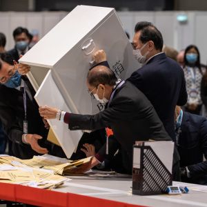 Valfunktionärer tömmer en valurna i Hongkong