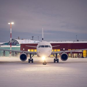 Lentokone Ivalon lentokentällä, lunta maassa. 