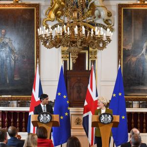 Britannian pääministeri ja EU-komission puheenjohtaja keskustelevat tiedotustilaisuudessa Windsorissa.