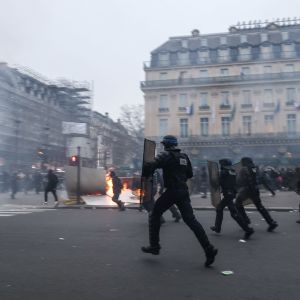 Kravallpoliser med sköldar drabbar samman med demonstranter i Paris.