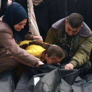 En palestinsk familj öppnade liksäckar i Rafah på söndagen och sörjde anhöriga som dödats under natten. 