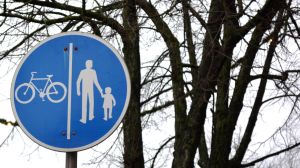 Gång- och cykelvägar finns med på önskelistan. trafikmärke för cyklister och fotgängare
