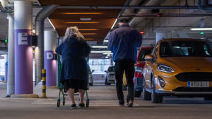 Hälsostationerna är öppna för alla, men för dem som hör till riskgrupper, känner influensasymptom eller är över 70 år rekommenderas rådgivning via telefon istället för besök till hälsostationerna. Kauppakeskus Jumbon parkkihalli 18.3.2020.