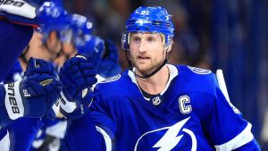 Steven Stamkos klev in i tredje finalen efter en lång paus. Steven Stamkos jublar efter mål.