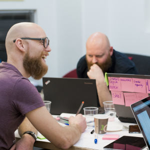 Hack4FI-tapahtuma Aalto-yliopistolla vuonna 2016, osallistujia tietokoneiden kanssa