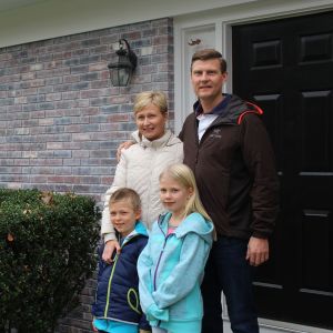Gemensamt USA-äventyr. Trots att Jerker Hartwall reser en del i jobbet, tillbringar familjen mycket tid tillsammans, delvis för att umgänget inte är lika stort som i Finland. Familjen Hartwall utanför sitt hus i USA.