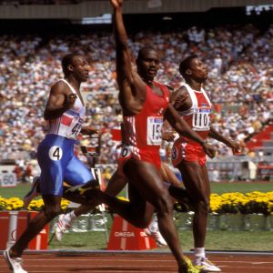 Ben Johnson korsar mållinjen som etta på 100 meter i Seoul. Ben Johnson vinner 100 meter, OS 1988.