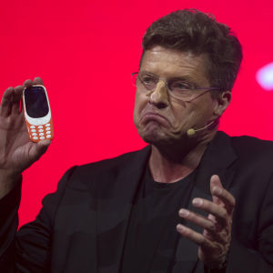 Tidigare vd:n för HMD Global, Arto Nummela, visar upp den nya Nokiatelefonen 3310