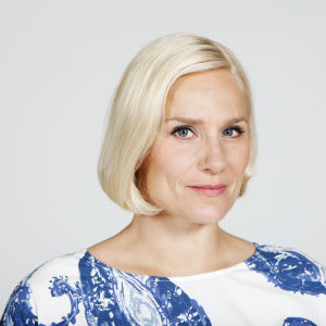 Laura Malmivaara sinivalkoisessa asussa.