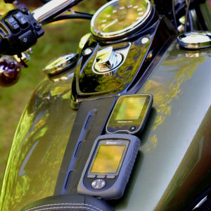 Fjärrkontrollen för insulinpumpen och sensorns avläsare ryms bra i fickan. Fjärrkontroll för insulinpump och blodsockersensor på bensintanken för en Harley Davidson.