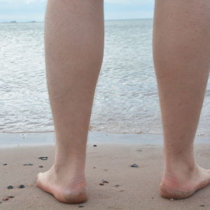 Fötter på strand.