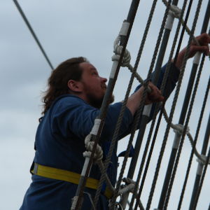 Ville Haapasalo kiipeää laivan mastoon Vladivostokissa