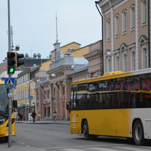 Två gula stadsbussar i centrum av Åbo.