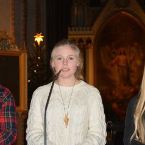 Ingrid Holm är en van sångare och räds inte uppgiften. Ingrid Holm, Åbolucia 2014, sjunger under genrepet i Åbo domkyrka 10.12.2014.