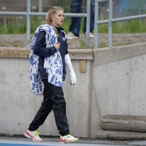 Erica Hjerpe med handen i paket efter olyckan. Erica Hjerpe efter stavbrottet i Lahtis, 14.6.2015.