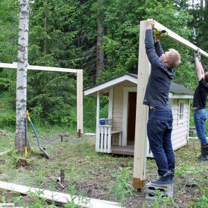 Kanoille rakennetaan katosta.