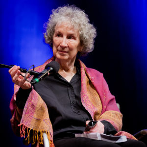 Den kanadensiska författaren Margaret Atwood är populär som potentiell vinnare. Författaren Margaret Atwood i Köln den 18 mars 2014.