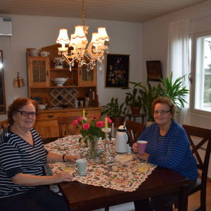 Ingegerd Wikström och Kerstin Sandfors ställer gärna upp för flyktingar. Ingegerd Wikström och Kerstin Sandfors ställer gärna upp för flyktingar.