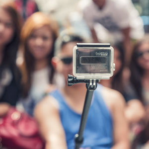 Grupps tar en selfie med en gopro-kamera.
