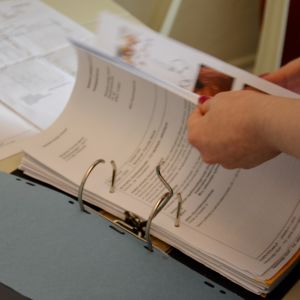 Det blir snabbt många papper för någon som är sjukskriven.