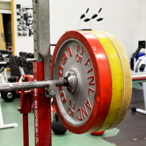Bestämmelserna för gym och motionssalar i områden med hög smitta har tolkats olika. Vikter och stång